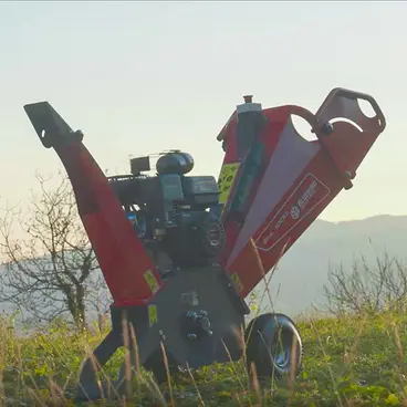 Bluebird SHL 1000 - Petrol-powered wood chipper for branches up to 100 mm in diameter