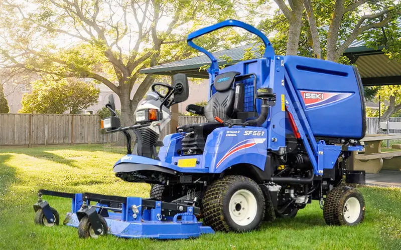 Iseki SF 551 - Professional large area lawnmower tractor