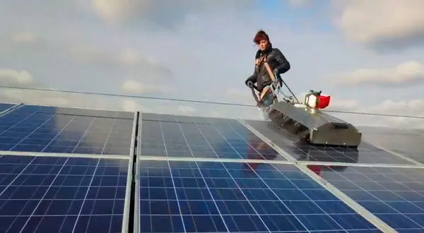 Motorized Brush for Washing Photovoltaic Panels