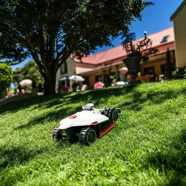 Mammotion Luba 2 AWD 10000X - Robotic Lawnmower for sloped lawns
