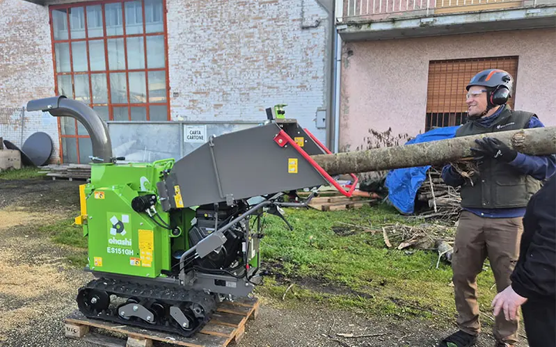 Ohashi ES151GH - Briggs and Stratton 23 HP Tracked Wood Chipper